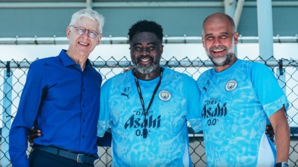 FIFA古代足球    进步  总监温格探班曼城，与瓜迪奥拉、科洛-图雷亲切交谈
