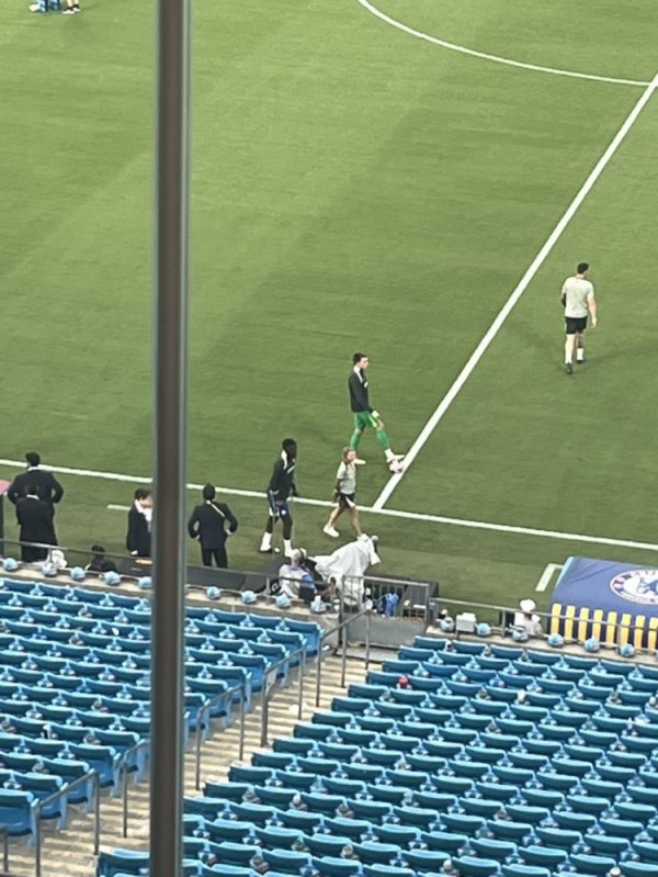 希望无大碍⚽切尔西后场球员巴迪亚西勒拄拐离场