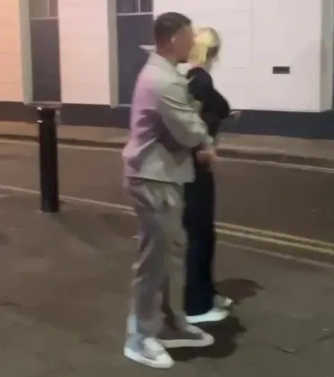 共度良宵👀太阳报：特里皮尔被曝和艳星深夜出行，将和妻子离婚