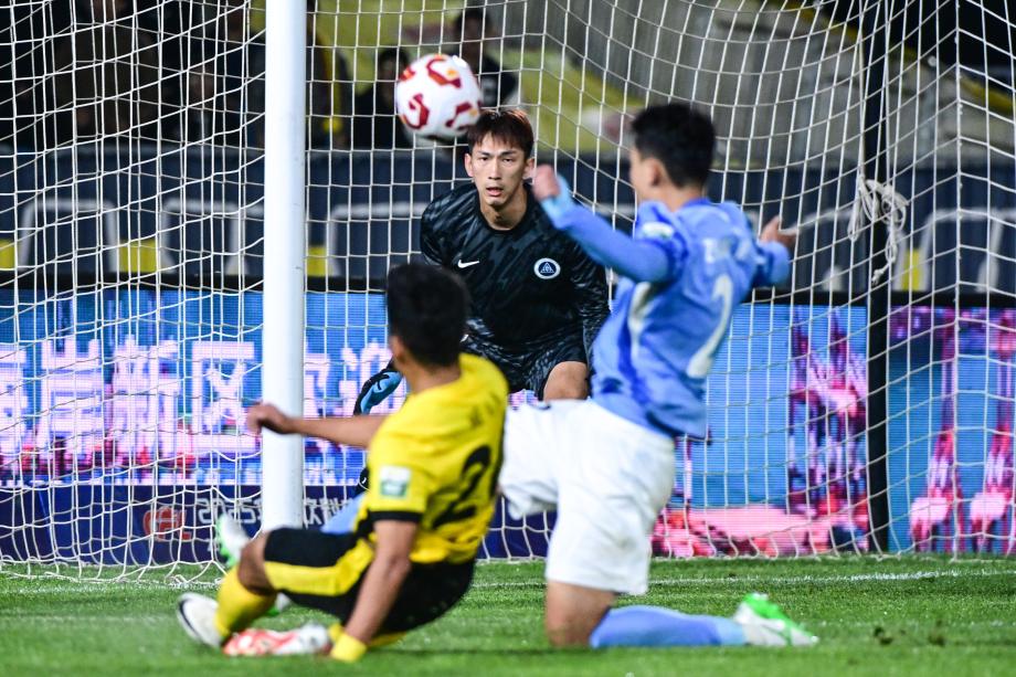 [图]内尔松卢斯中柱 青岛西海岸0-0深圳新鹏城