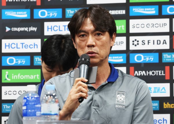 洪明甫：为应对世界杯赛  采用3后场球员阵形   至少5名球员有踢世界杯赛  实力