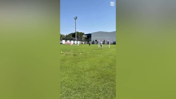 准备比赛  新赛季！每体：莱万开始健身运动练习      房和草地练习  ，练习射球  等项目