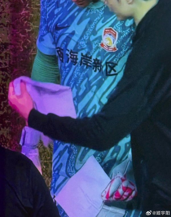记者：青岛西海岸守门员的那张纸是守门员指导教练员杨智给他的