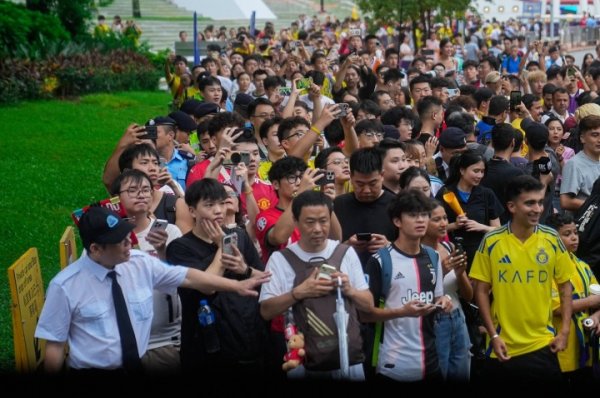 人山人海！利雅得获胜  大巴抵达运动场  ，现场站满了C罗球迷
