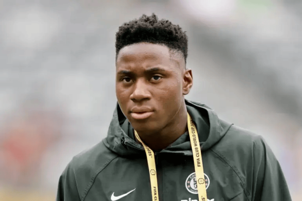 TA: 切尔西中场球员埃苏戈术后预期起码伤缺12周, 至少明年复出