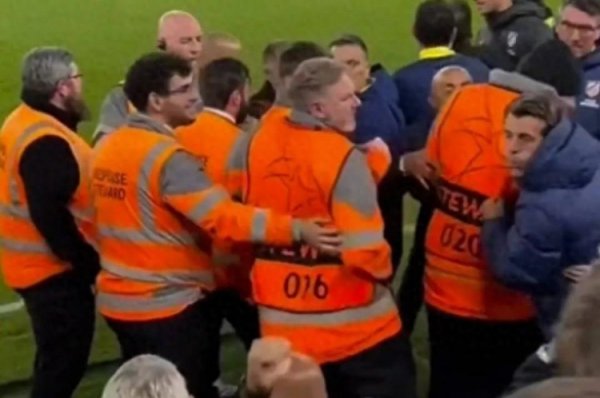 镜报: 马竞工作人员涉嫌向利物浦球迷吐口水, 欧足联考虑启动调查 镜报: 马竞工作人员涉嫌向利物浦球迷吐口水, 欧足联考虑启动调查