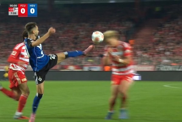 维埃拉抬腿跑 对峙 被出示直红,倒地后痛苦捂住膝盖 维埃拉抬腿跑 对峙 被出示直红,倒地后痛苦捂住膝盖