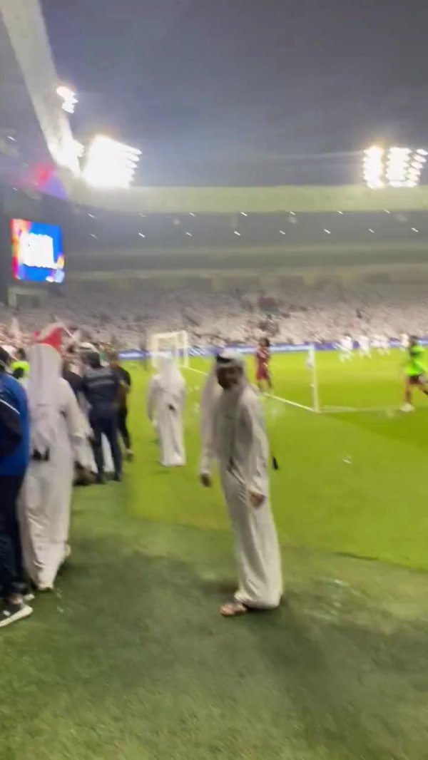 白头巾气炸了😡阿联酋球迷被挑衅后疯狂扔水瓶,冲进场内扭打 白头巾气炸了😡阿联酋球迷被挑衅后疯狂扔水瓶,冲进场内扭打