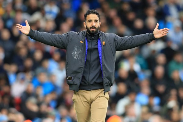 TA：周中无赛事  +为俱乐部创收，曼联正探索季中友情  赛的可能