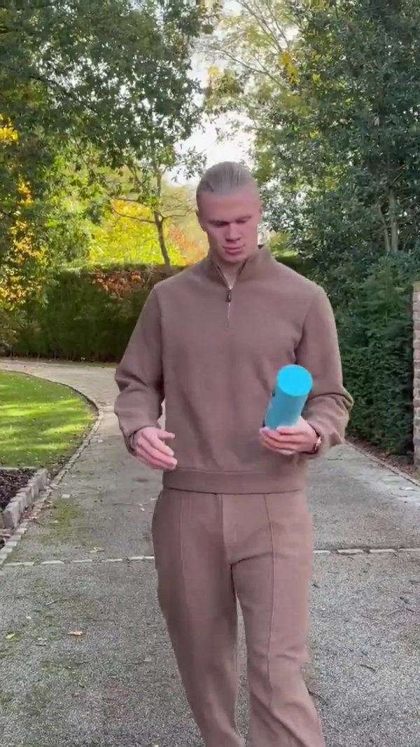 哈兰德整活展示英超9月最佳球员奖杯：适合散步的好天气