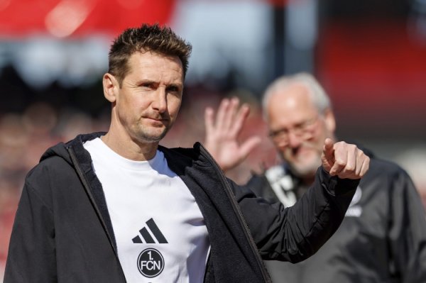 他上他真行!图片报:克洛泽对纽伦堡前场球员不满,让中场球员去客串前场球员 他上他真行!图片报:克洛泽对纽伦堡前场球员不满,让中场球员去客串前场球员