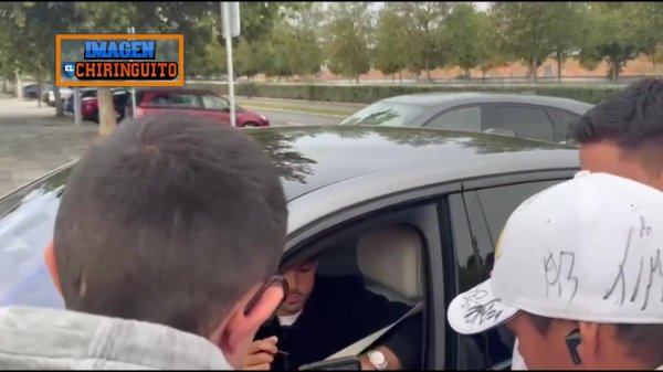 劳尔-阿森西奥抵达练习 基地为球迷签名,皇马进行欧冠前最后一练 劳尔-阿森西奥抵达练习 基地为球迷签名,皇马进行欧冠前最后一练