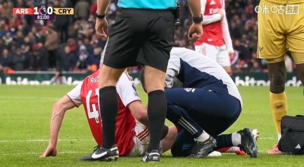 赖斯负伤  被梅里诺换下，因卡皮耶换下卡拉菲奥里迎英超首秀