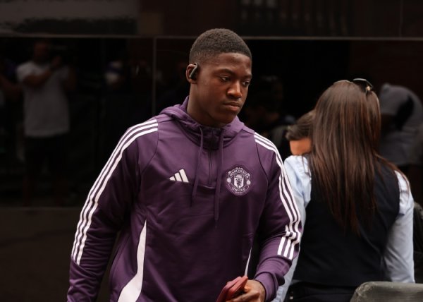 罗马诺:曼联坚守 要留住梅努和齐尔克泽,西汉姆想租借二人半年 罗马诺:曼联坚守 要留住梅努和齐尔克泽,西汉姆想租借二人半年