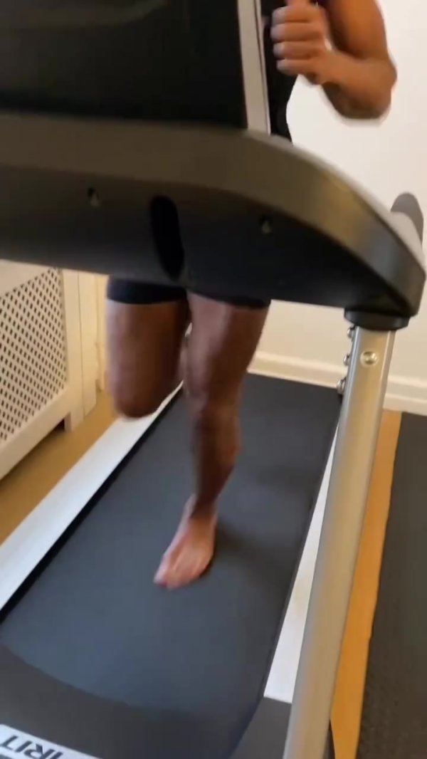 埃弗拉谈社媒视频只穿一只鞋子:致敬我的英雄母亲,她左腿截肢了 埃弗拉谈社媒视频只穿一只鞋子:致敬我的英雄母亲,她左腿截肢了