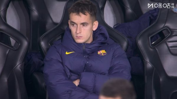 有点苍凉...赛前不适被奥尔莫临时替换,卡萨多出现在巴萨后备 席 有点苍凉...赛前不适被奥尔莫临时替换,卡萨多出现在巴萨后备 席