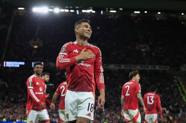 记者: 曼联可能为卡塞米罗提供1+1合同, 但球员需接受大幅降薪