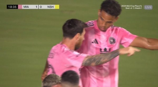 "你就这样跑"...梅西破门后对弗雷面授机宜 后者接梅西传送球 送助功 "你就这样跑"...梅西破门后对弗雷面授机宜 后者接梅西传送球 送助功