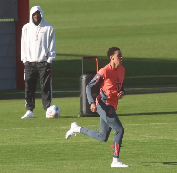 图片报:穆西亚拉首次复健 有球练习 ,戴维斯很快就能参加合练 图片报:穆西亚拉首次复健 有球练习 ,戴维斯很快就能参加合练