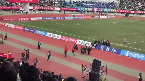 球员飞踹裁判 后续!川超回应:公安机关对涉事人员进行调查处理 球员飞踹裁判 后续!川超回应:公安机关对涉事人员进行调查处理